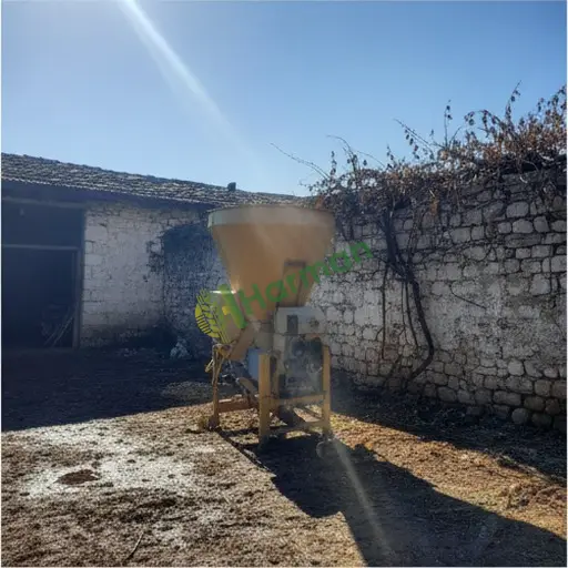Denizli Merkezefendi'de dikey yem mikseri yerinden alınır